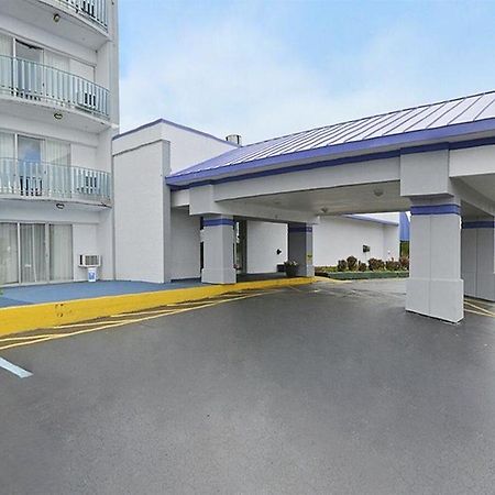 Howard Johnson By Wyndham Saint Joseph Benton Harbor Esterno foto