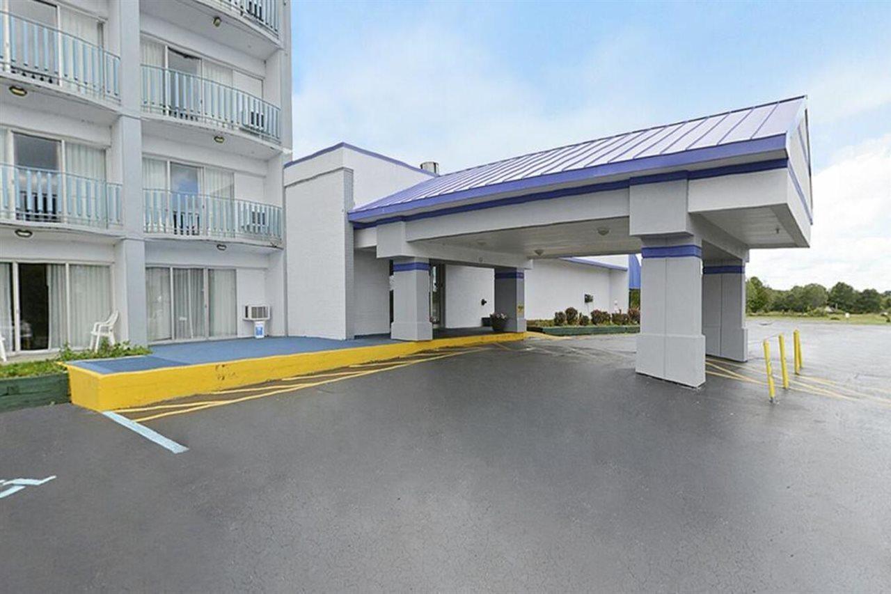 Howard Johnson By Wyndham Saint Joseph Benton Harbor Esterno foto