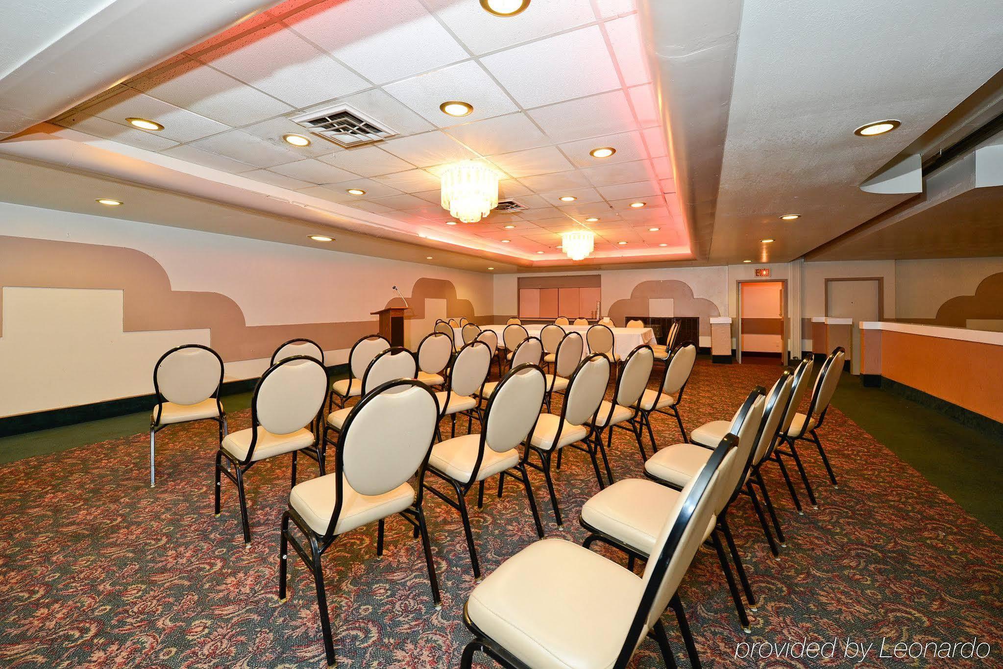 Howard Johnson By Wyndham Saint Joseph Benton Harbor Esterno foto