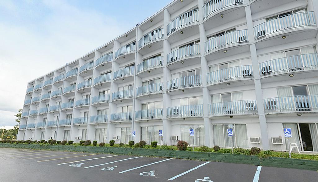 Howard Johnson By Wyndham Saint Joseph Benton Harbor Esterno foto
