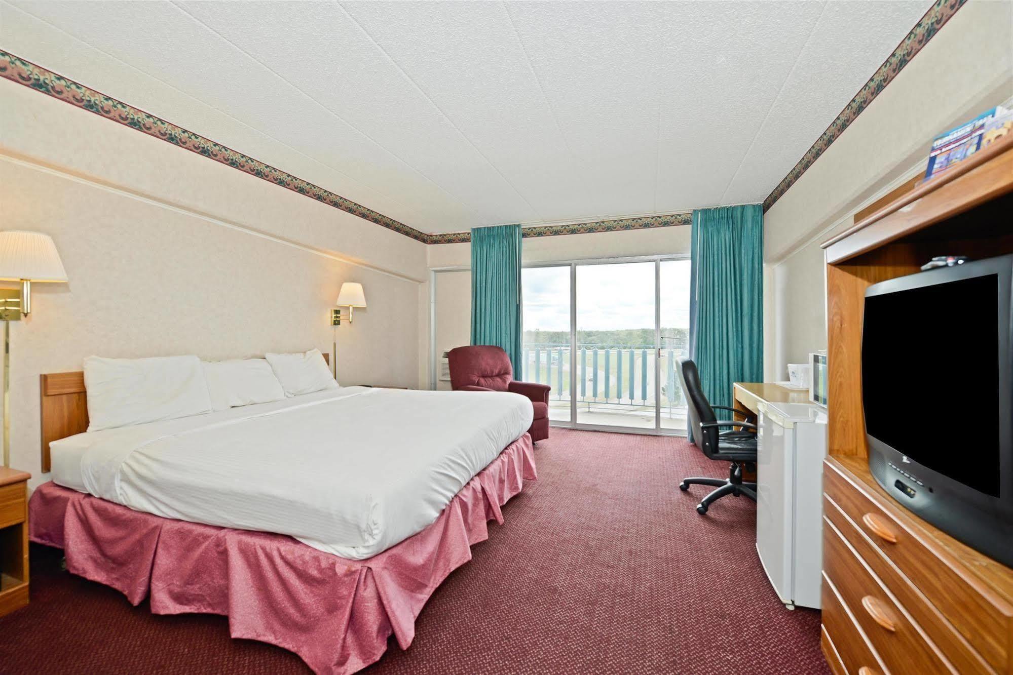 Howard Johnson By Wyndham Saint Joseph Benton Harbor Esterno foto