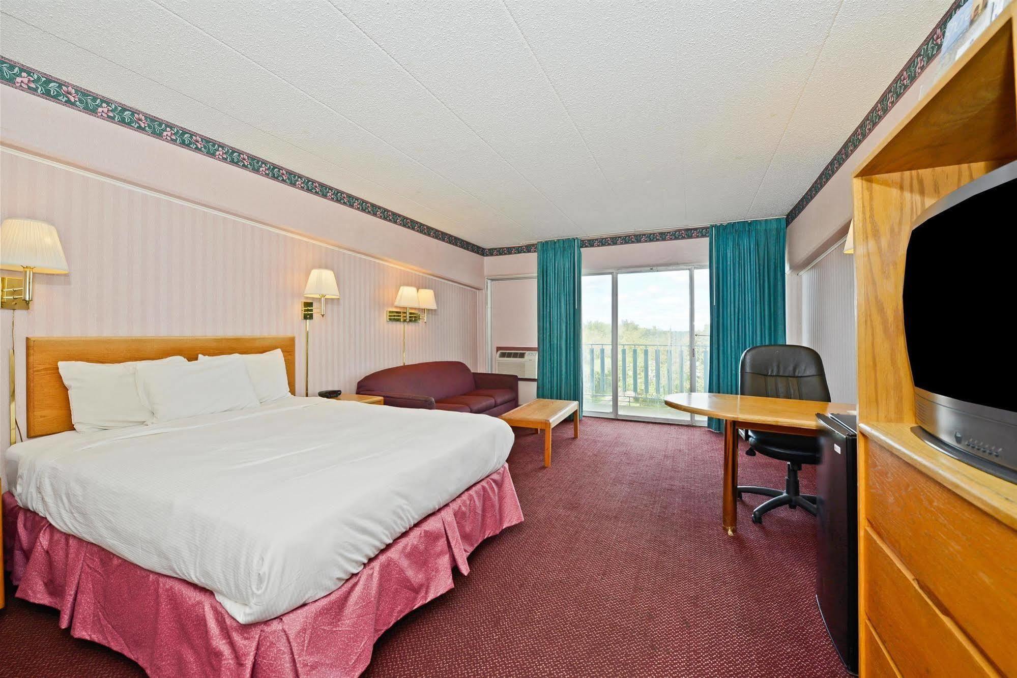 Howard Johnson By Wyndham Saint Joseph Benton Harbor Esterno foto