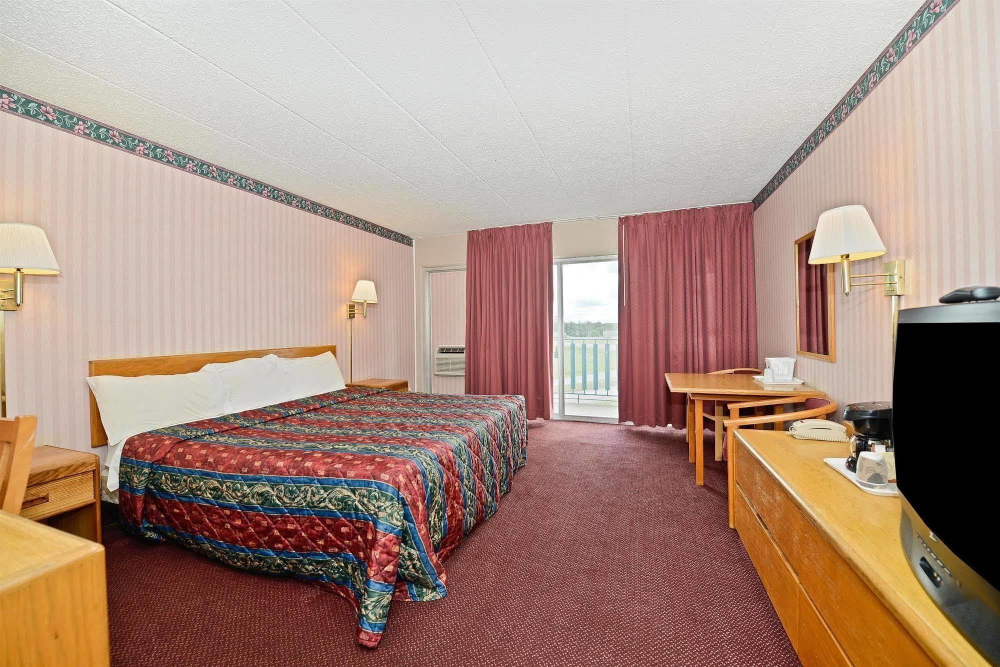 Howard Johnson By Wyndham Saint Joseph Benton Harbor Esterno foto