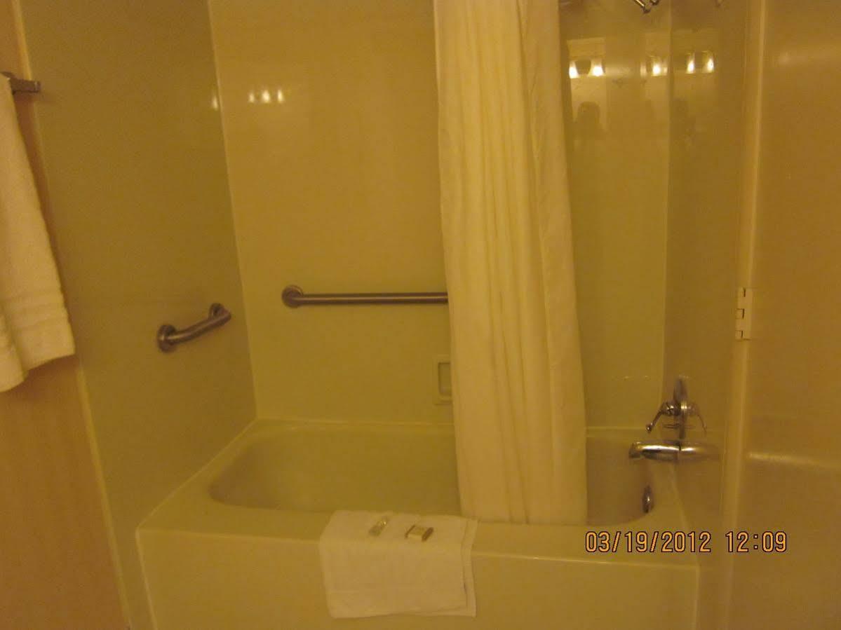 Howard Johnson By Wyndham Saint Joseph Benton Harbor Esterno foto