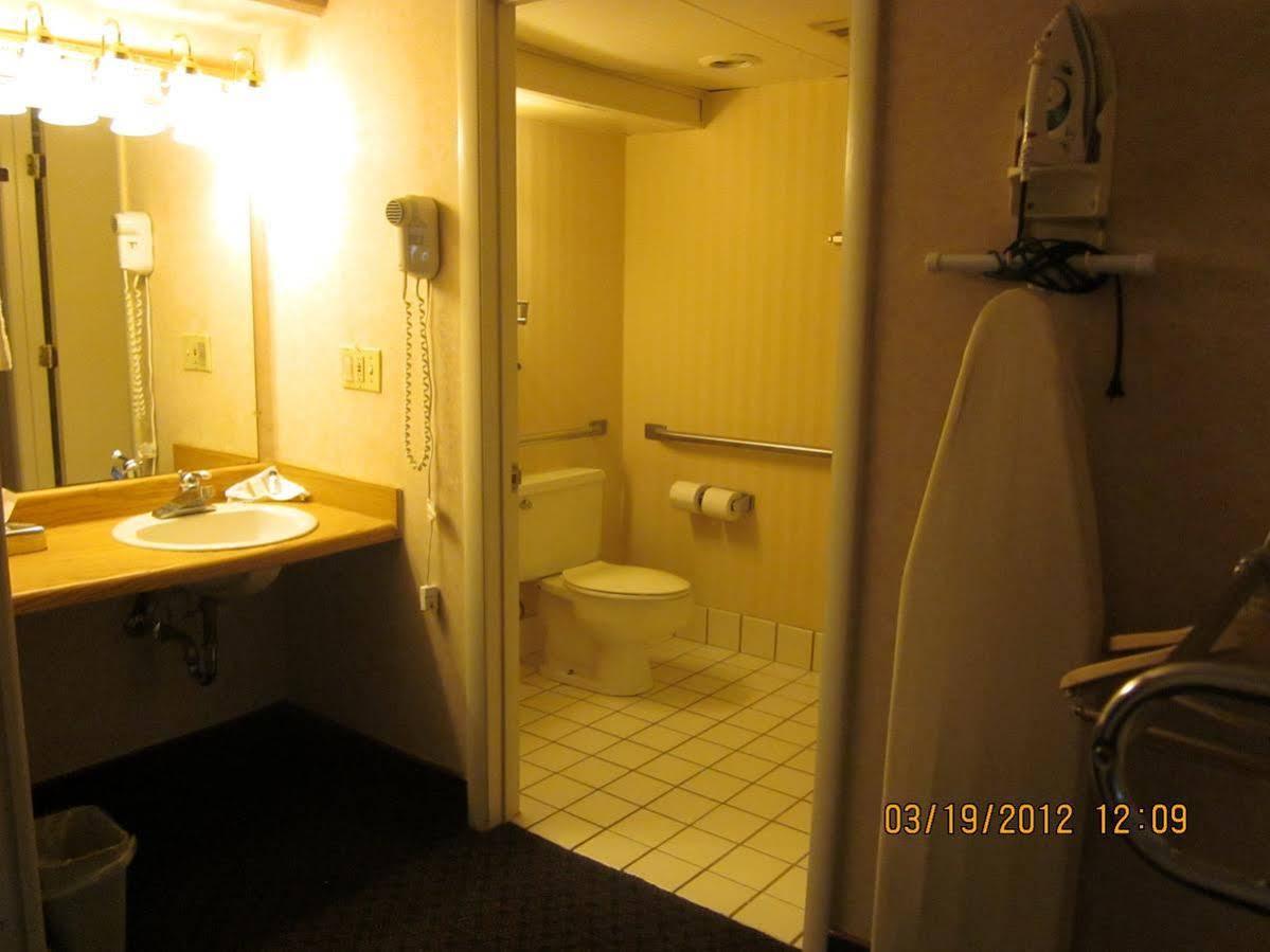 Howard Johnson By Wyndham Saint Joseph Benton Harbor Esterno foto
