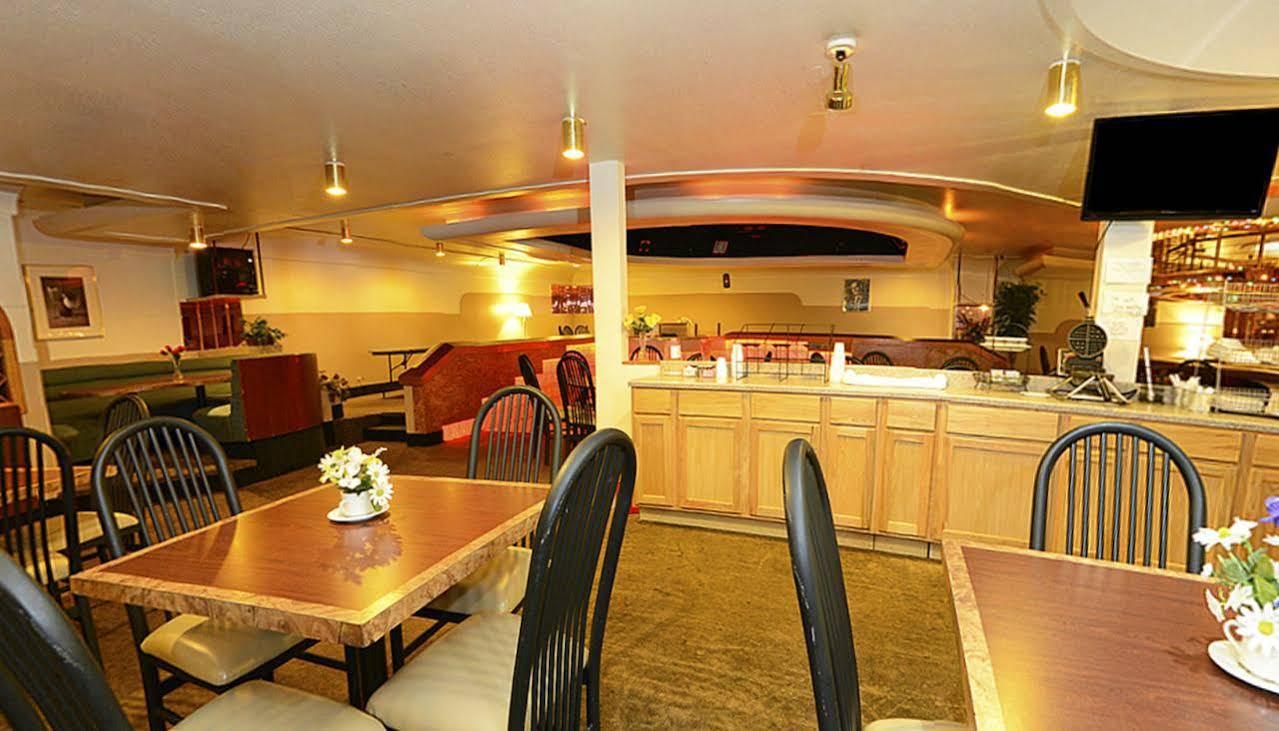 Howard Johnson By Wyndham Saint Joseph Benton Harbor Esterno foto